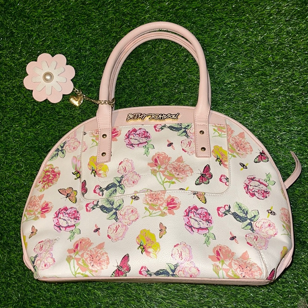 perfect spring Betsey Johnson purse 🎀